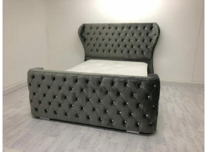 Cama Chesterfield gris. Muebles de diseño para dormitorio, cama tapizada inglesa.
