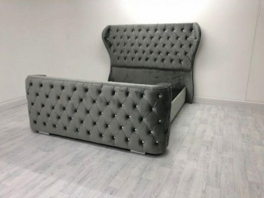 Cama Chesterfield gris. Muebles de diseño para dormitorio, cama tapizada inglesa.