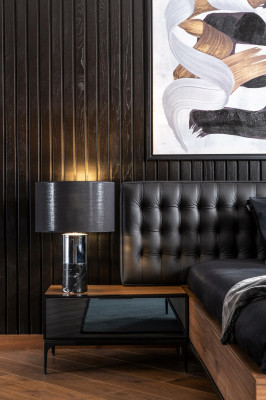 Dormitorio negro y marrón con lujosas mesitas de noche de hotel