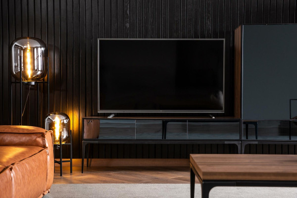 Mueble de sala con espejo y armarios negros y marrones
