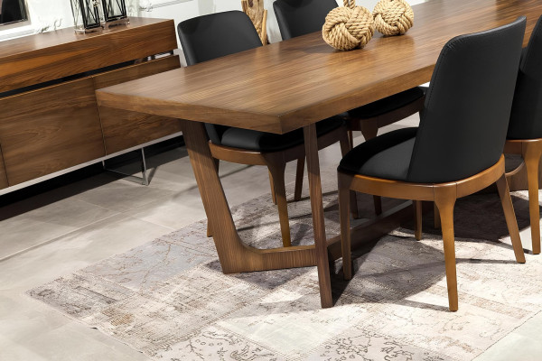 Mesa de comedor con 4 sillas con reposabrazos, cómoda, espejo