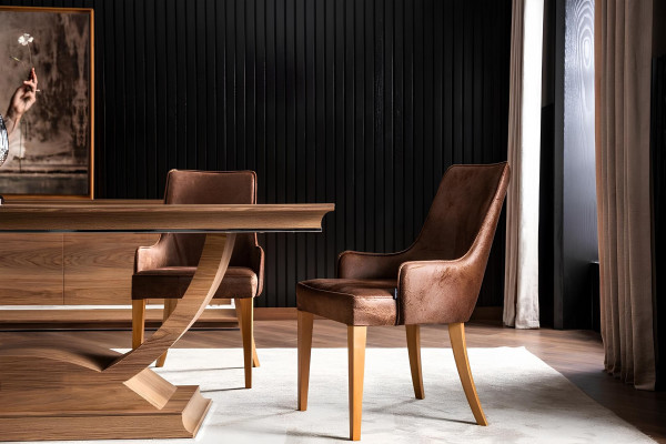 Mesa de comedor de madera marrón con 4 sillas