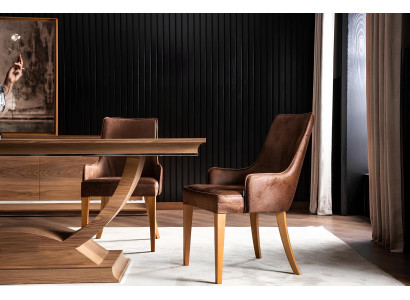 Mesa de comedor de madera marrón con 4 sillas