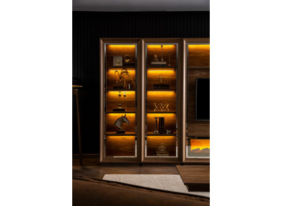 Pared de salón de lujo con chimenea y mesa de café