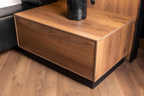 Cama de lujo con mesas de noche móviles