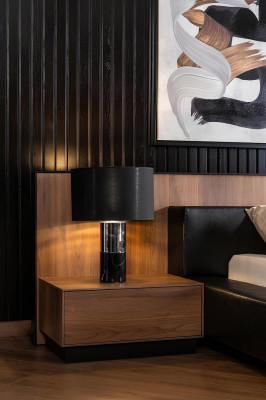 Cama de lujo con mesas de noche móviles