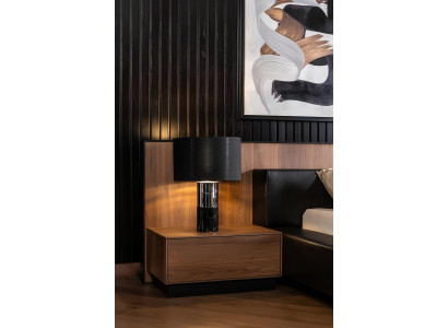 Cama de lujo con mesas de noche móviles