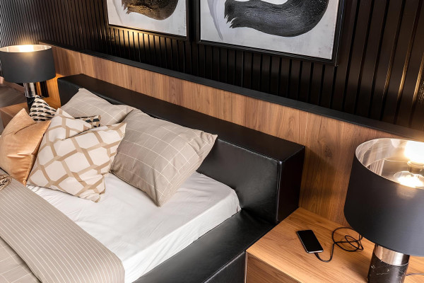 Conjunto de dormitorio Brun con cama, armario y 2 mesitas de noche, 4 piezas.