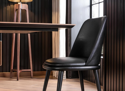 Conjunto de muebles para comedor con sillas negras