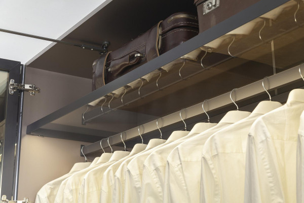 Proyecto de armario transparente con puertas correderas