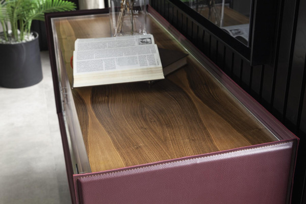 Cómoda móvil viola de madera de 141 cm con cuero