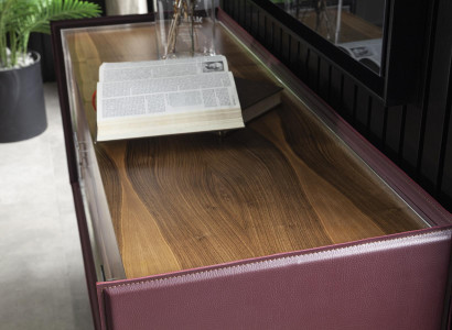 Cómoda móvil viola de madera de 141 cm con cuero