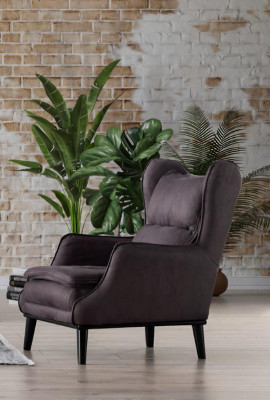 Sillón elegante de color púrpura oscuro con reposapiés para un ambiente de vida estiloso