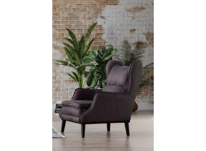 Sillón elegante de color púrpura oscuro con reposapiés para un ambiente de vida estiloso