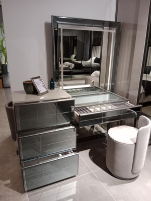 Moderno tocador de lujo con elegante taburete de 2 piezas. Consola nueva gris