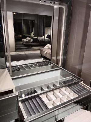 Moderno tocador de lujo con elegante taburete de 2 piezas. Consola nueva gris