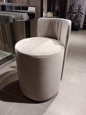 Moderno tocador de lujo con elegante taburete de 2 piezas. Consola nueva gris