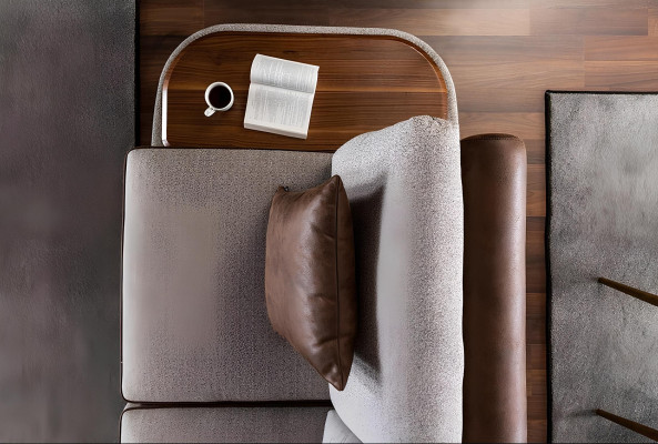 Sofá de material gris para 3 personas con mesa de 3 partes