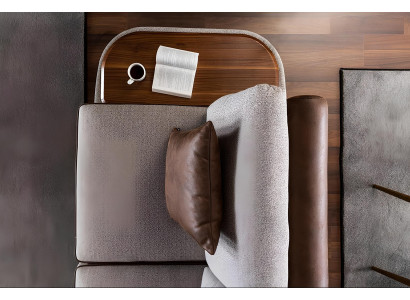 Sofá de material gris para 3 personas con mesa de 3 partes