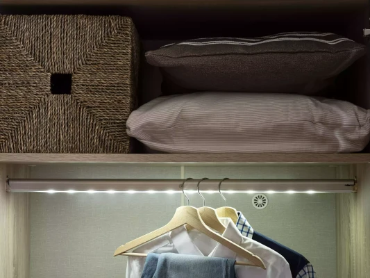Armario con 4 puertas de madera gris con espejo para habitación infantil