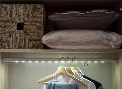 Armario con 4 puertas de madera gris con espejo para habitación infantil