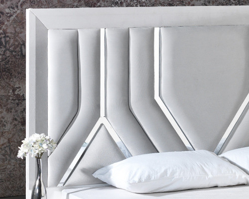 Conjunto de cama blanca elegante con mesitas y armario de vidrio