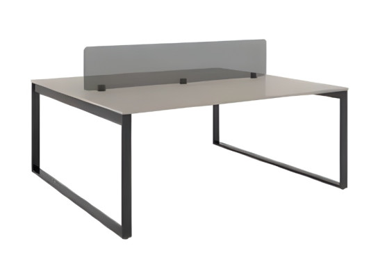 Escritorio de oficina elegante con panel divisorio gris negro