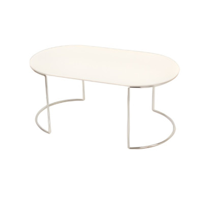 Lujoso tavolino de café ovalado blanco con superficie de madera y patas de acero inoxidable