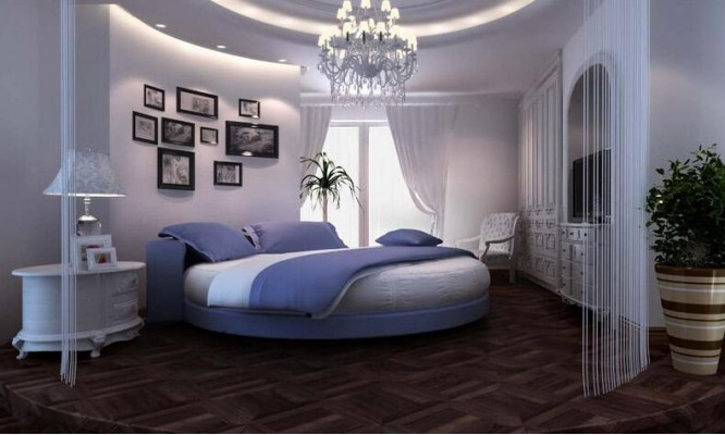 Moderna cama negra con detalles elegantes y un sofá