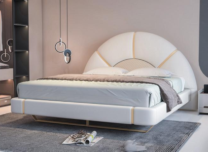 Cama de lujo con diseño moderno y acentos dorados, cabecera en forma de media luna