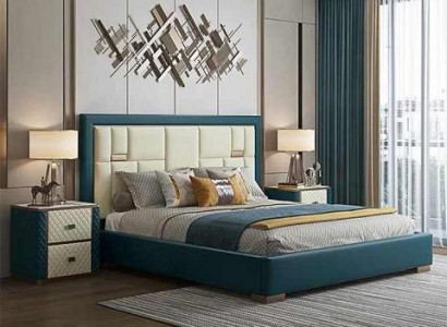 Cama azul lujosa con cabecera acolchada moderna y colores claros
