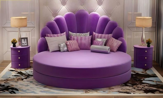 Diseño de cama redonda elegante en blanco con tapizado en púrpura-plata para habitación moderna