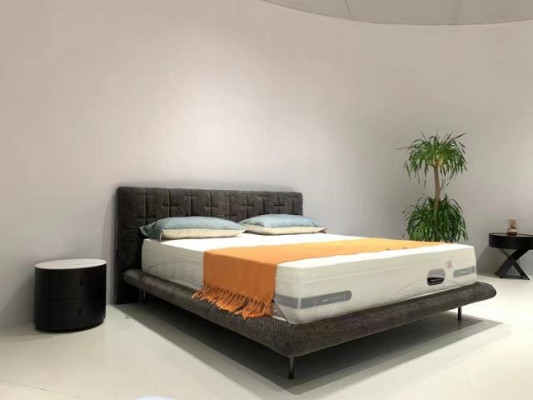Cama de lujo moderna tapizada en gris