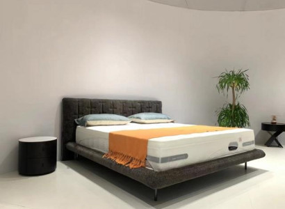 Cama de lujo moderna tapizada en gris
