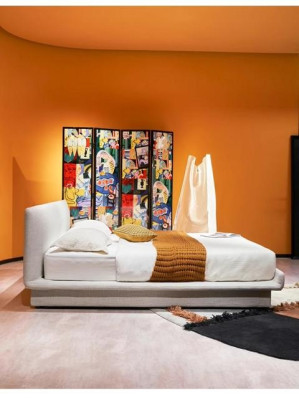 Cama tapizada beige moderna, lujosa y elegante