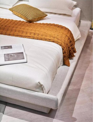 Cama tapizada beige moderna, lujosa y elegante