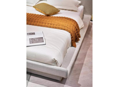 Cama tapizada beige moderna, lujosa y elegante