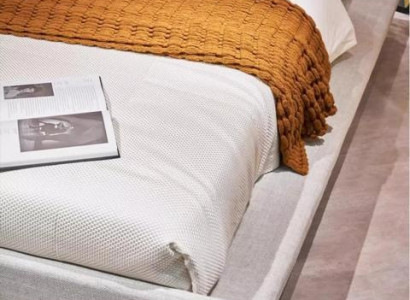 Cama tapizada beige moderna, lujosa y elegante