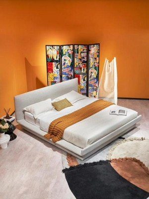 Cama tapizada beige moderna, lujosa y elegante