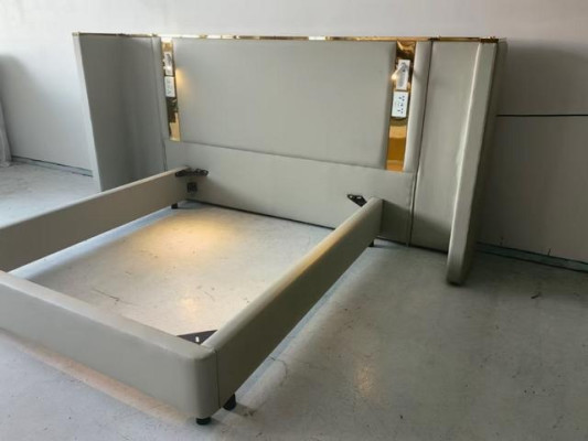 Cama de diseño lujoso en beige con iluminación LED, marco dorado y cabecero moderno