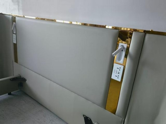 Cama de diseño lujoso en beige con iluminación LED, marco dorado y cabecero moderno