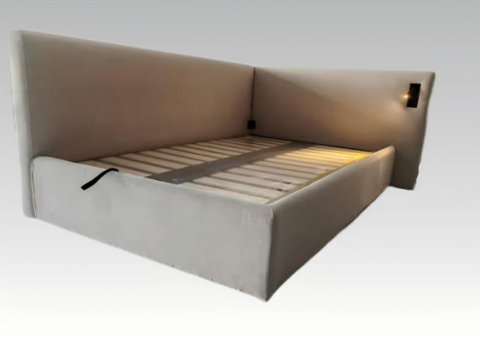 Cama tapizada beige en estilo hotel moderno con iluminación LED y cabecera lujosa
