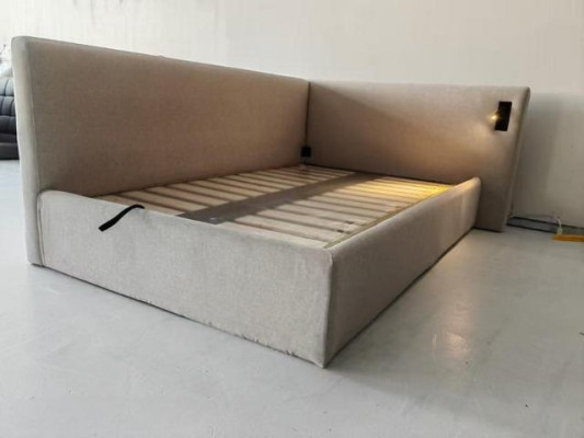Cama tapizada beige en estilo hotel moderno con iluminación LED y cabecera lujosa