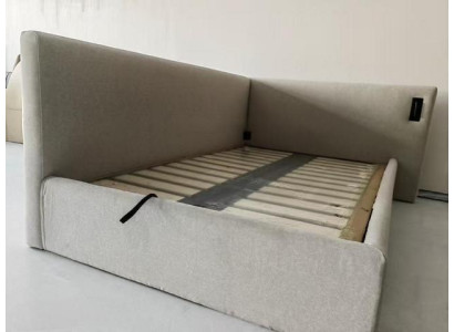 Cama tapizada beige en estilo hotel moderno con iluminación LED y cabecera lujosa