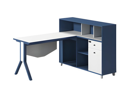 Escritorio azul y blanco con espacio de almacenamiento, estantes abiertos y patas elegantes