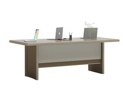 Mesa elegante en beige y gris con gran superficie de trabajo