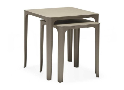 Mesa de madera moderna y elegante en beige