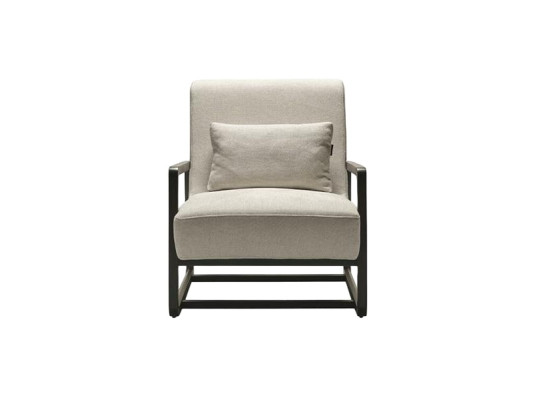 Sillón moderno de tela beige con marco de madera