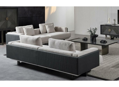 Conjunto de muebles en tela marrón con mesa y sofás