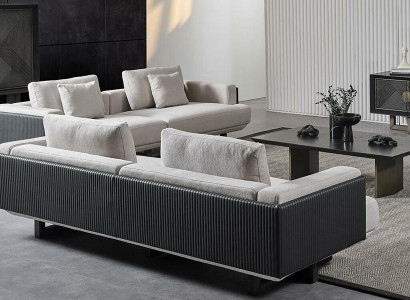 Conjunto de muebles en tela marrón con mesa y sofás